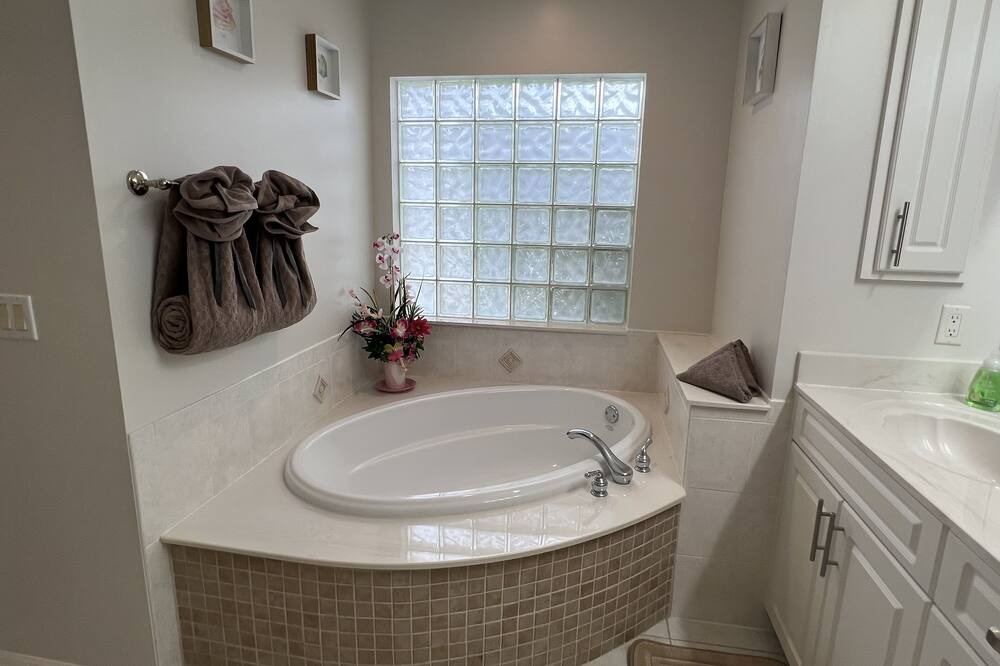 Photo of Bathroom in Trafalgar