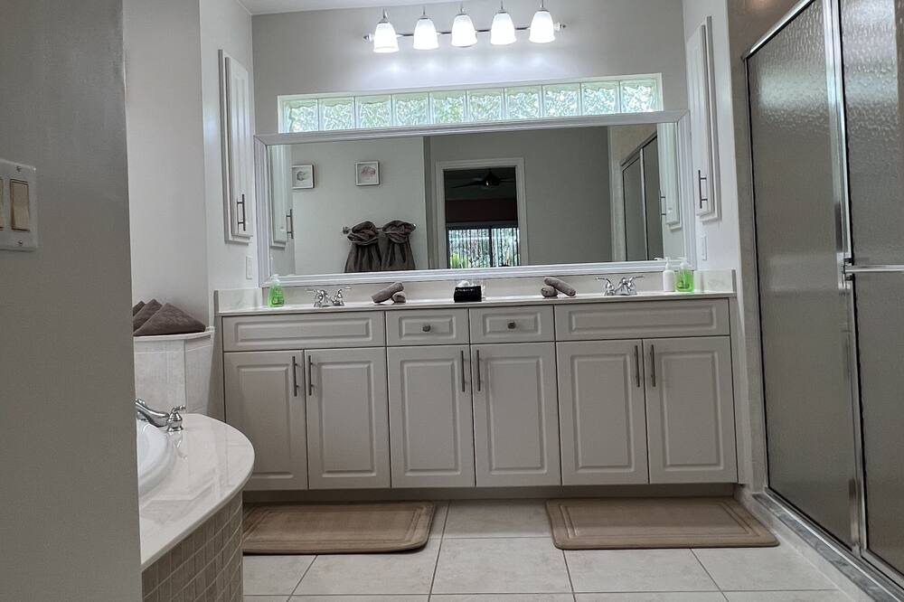 Photo of Bathroom in Trafalgar