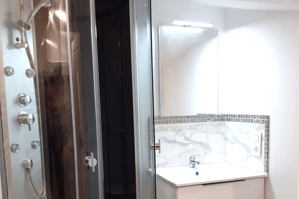 Photo of Bathroom in Annesse-et-Beaulieu