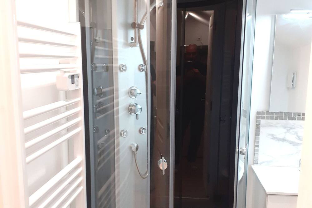 Photo of Bathroom in Annesse-et-Beaulieu