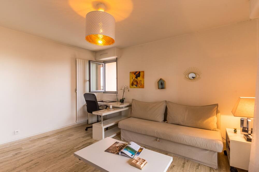 Photo of Livingroom in Beaux Arts-Boutonnet