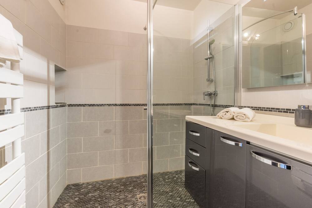 Photo of Bathroom in Beaux Arts-Boutonnet