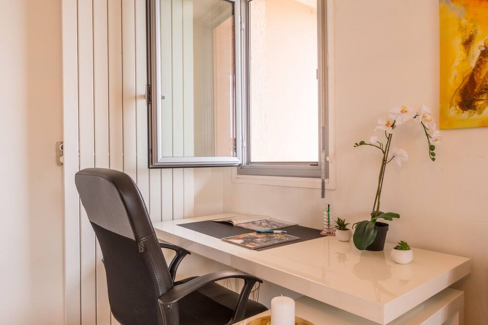 Photo of Livingroom in Beaux Arts-Boutonnet