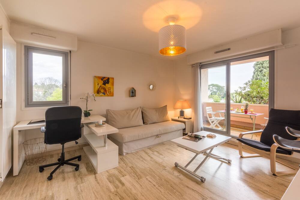 Photo of Livingroom in Beaux Arts-Boutonnet