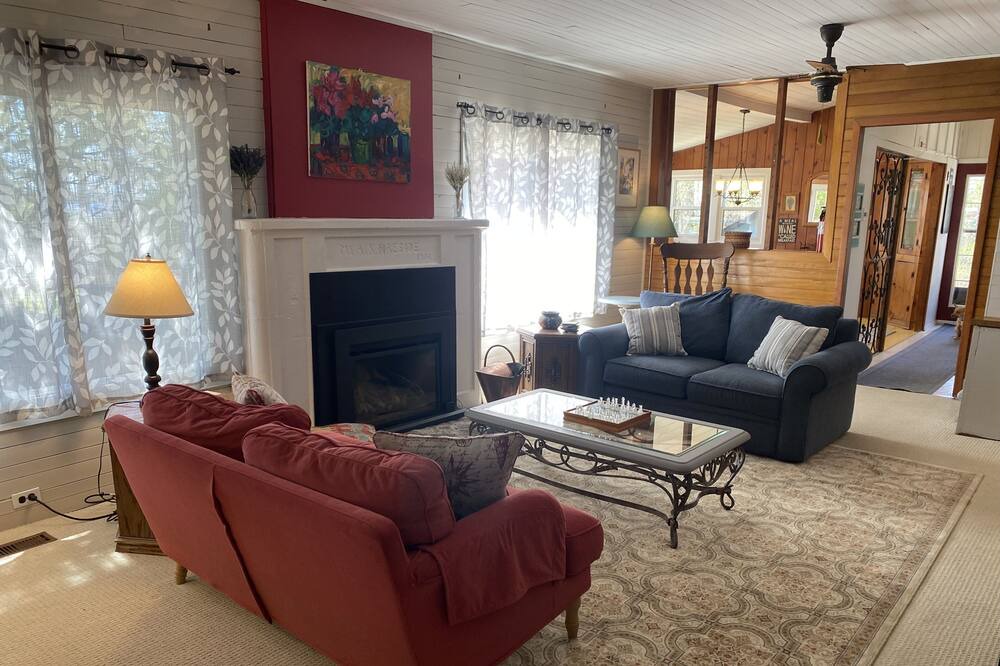 Photo of Livingroom in Fenelon Falls