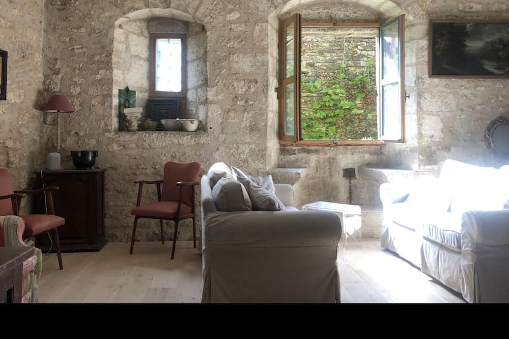 Photo of Others in Flavigny-sur-Ozerain