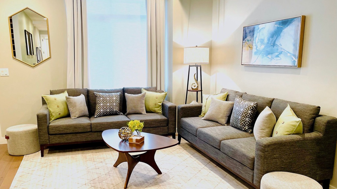 Photo of Livingroom in People's Freeway