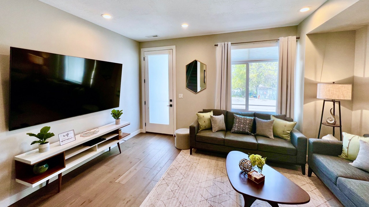Photo of Livingroom in People's Freeway