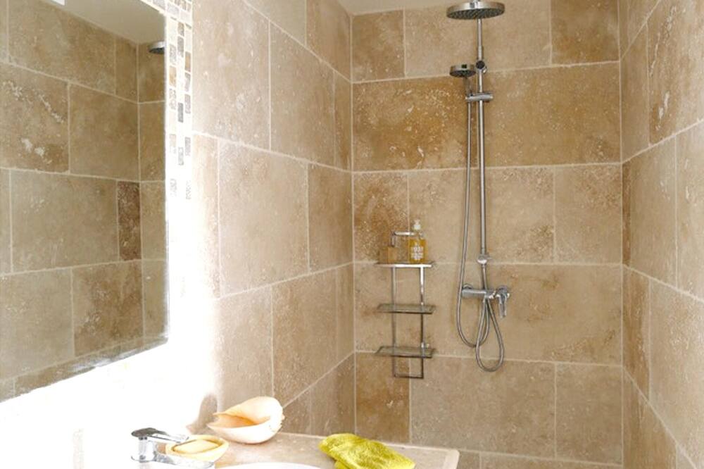 Photo of Bathroom in Beaumes-de-Venise