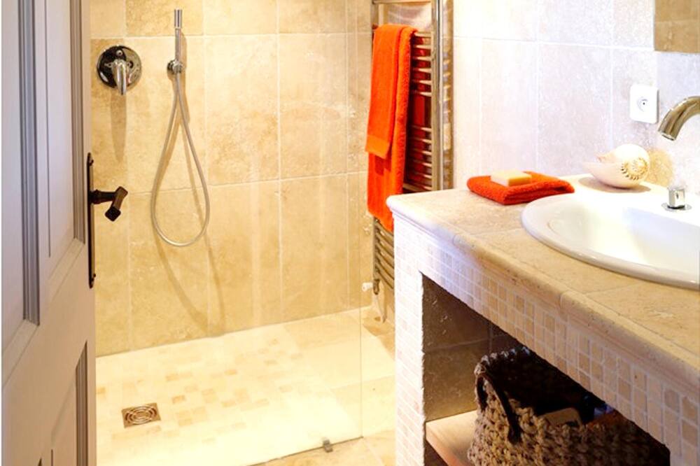 Photo of Bathroom in Beaumes-de-Venise