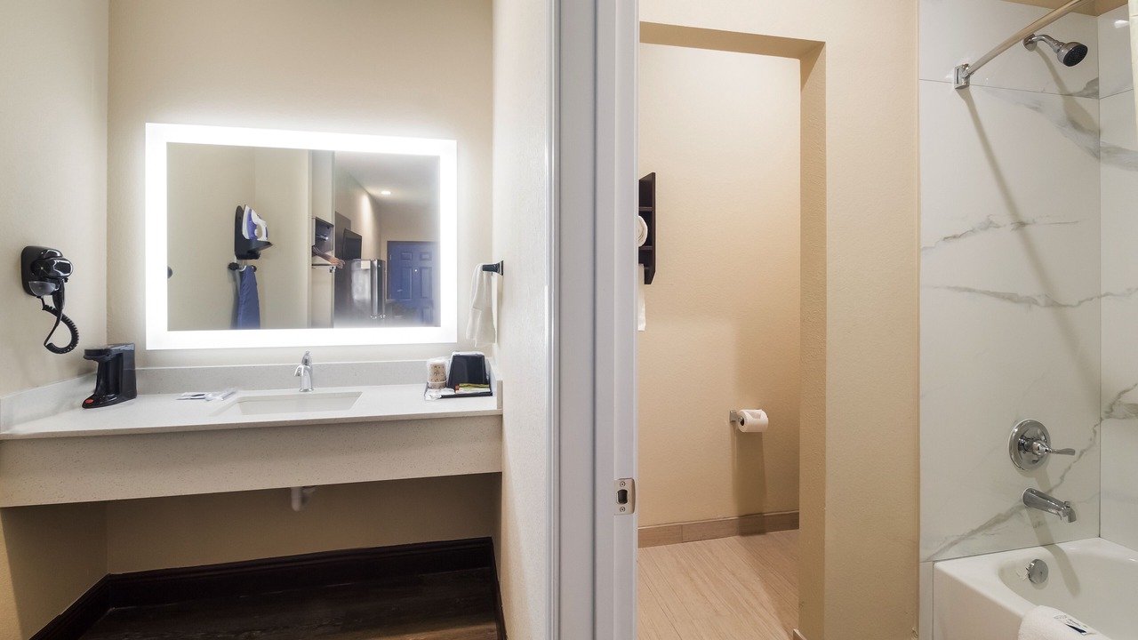 Photo of Bathroom in Hitchcock