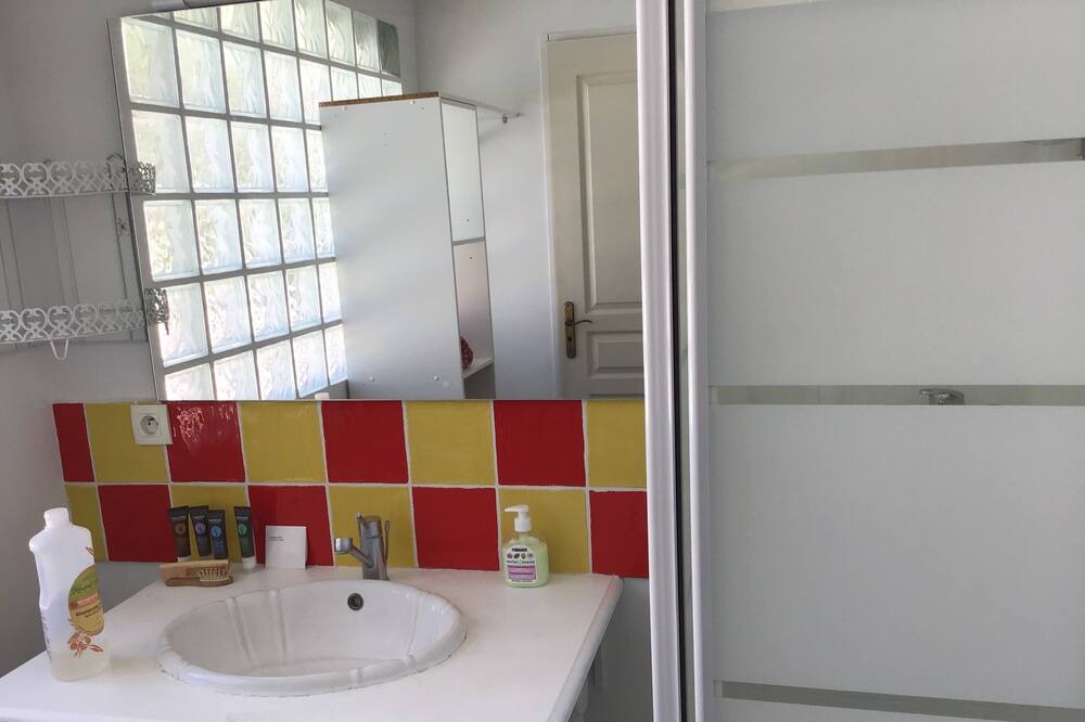 Photo of Bathroom in Ensues-la-Redonne