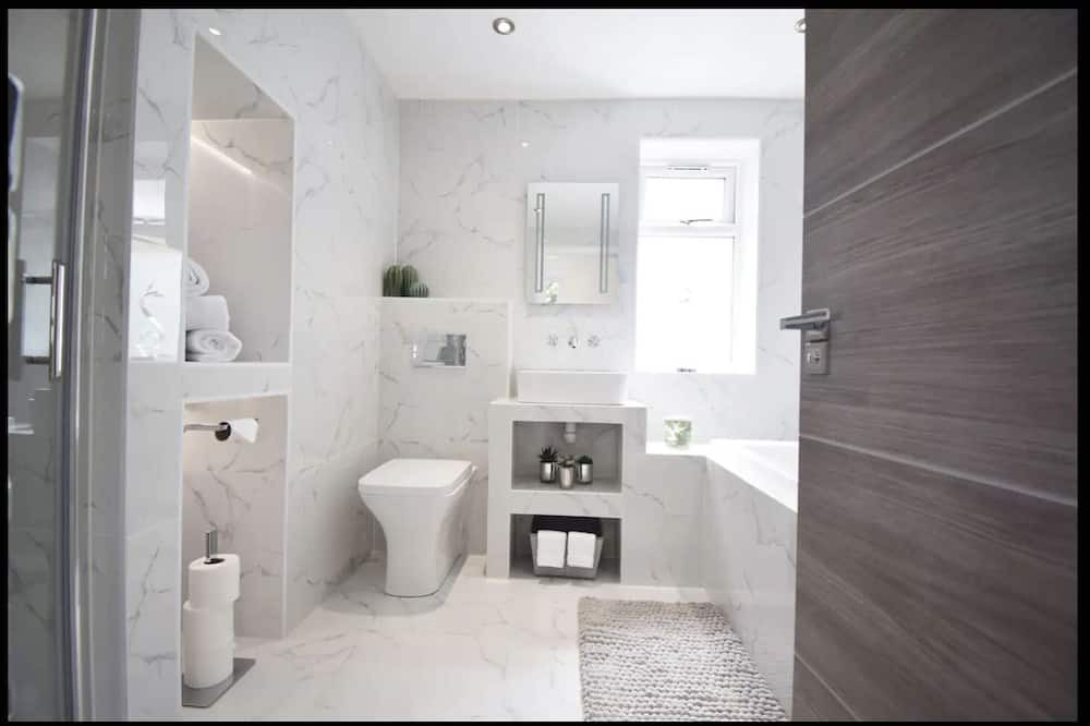 Photo of Bathroom in Brands Hatch