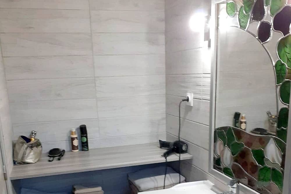 Photo of Bathroom in Ongles