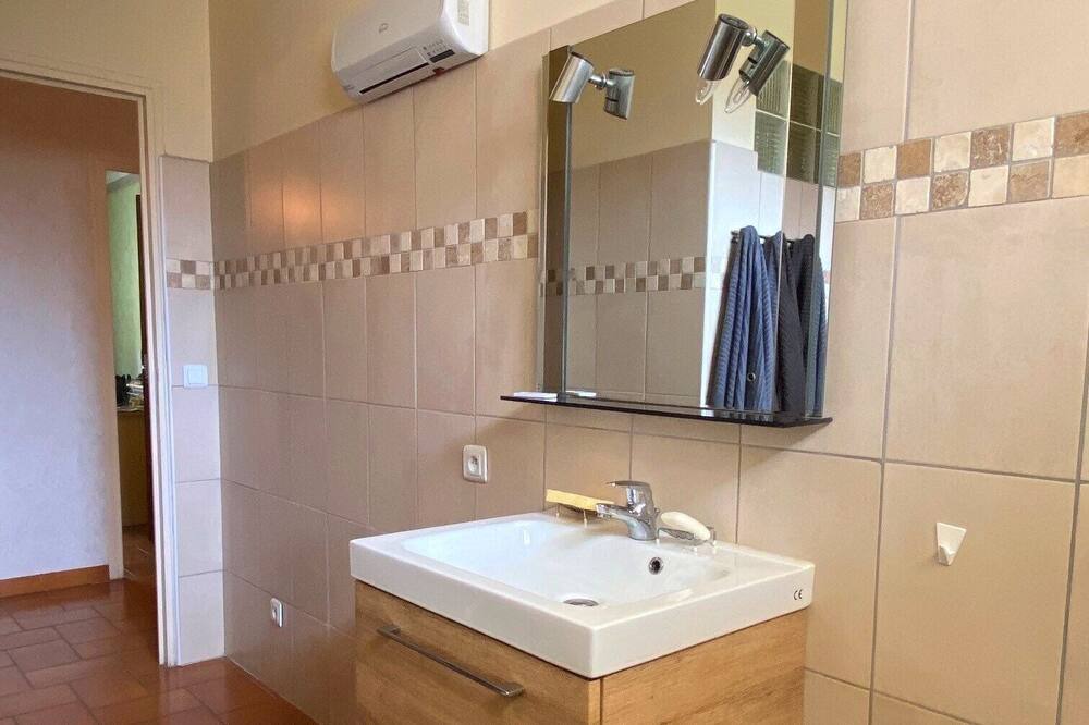 Photo of Bathroom in Estagel