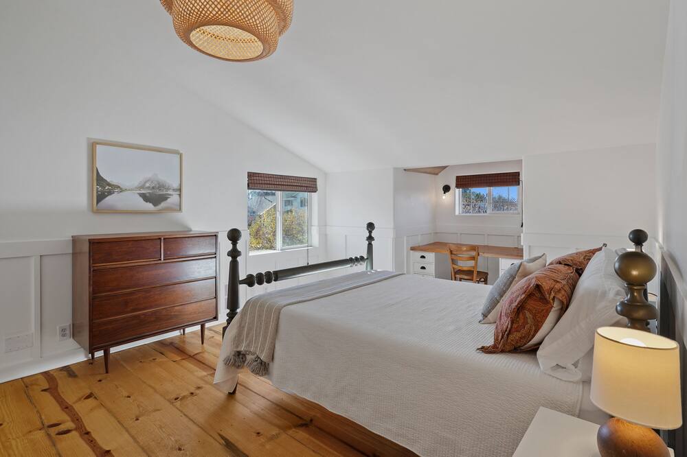 Photo of Bedroom in Mountain View District