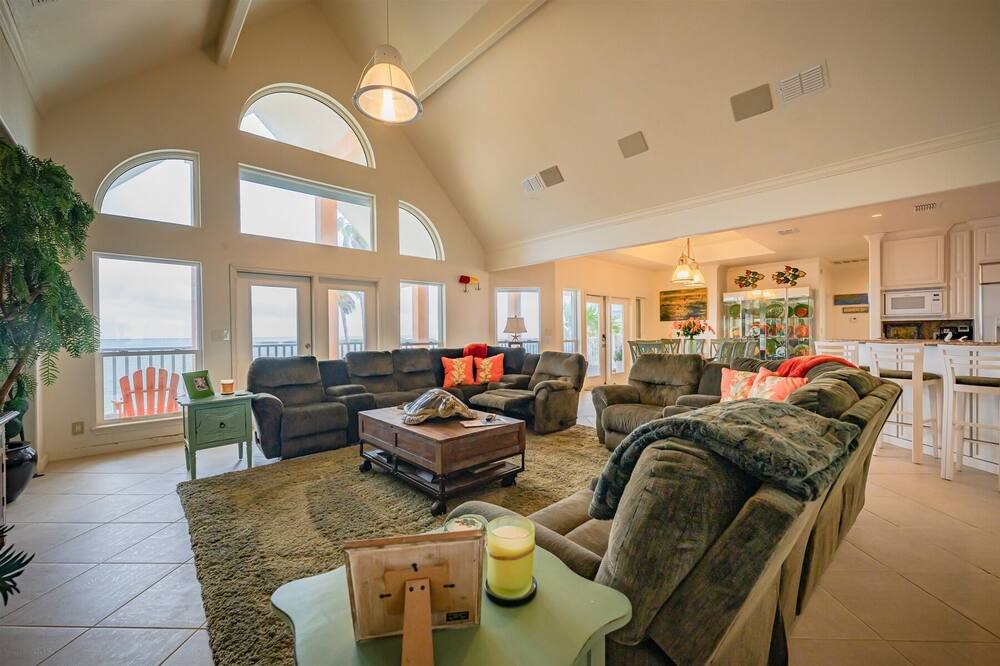 Photo of Livingroom in City-by-the Sea