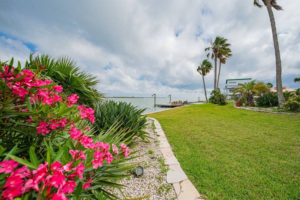 Photo of Outdoor in City-by-the Sea