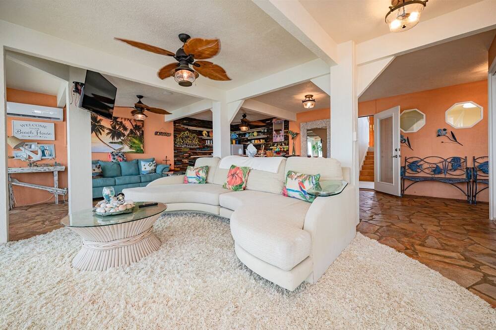 Photo of Livingroom in City-by-the Sea