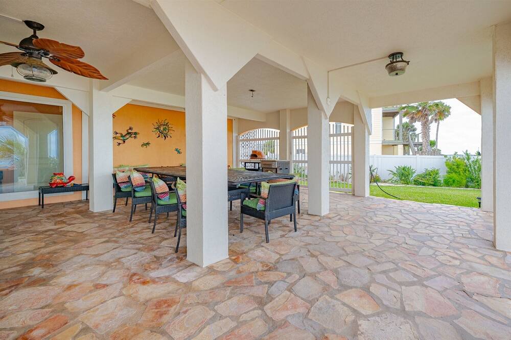 Photo of Patio Balcony in City-by-the Sea