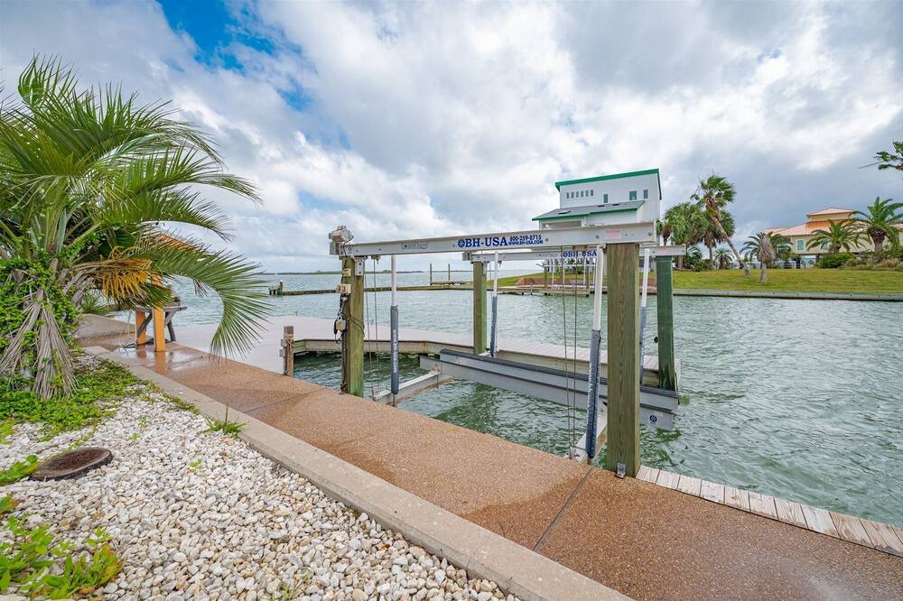 Photo of Outdoor in City-by-the Sea