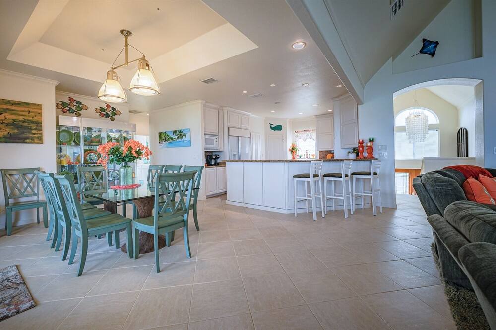 Photo of Livingroom in City-by-the Sea