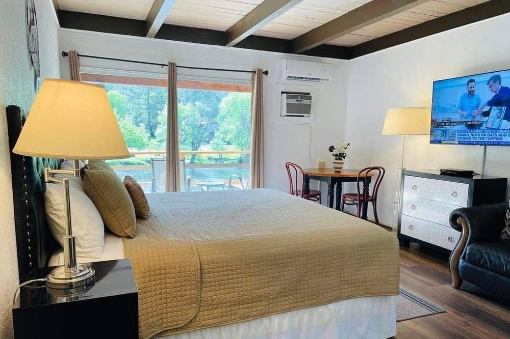 Photo of Bedroom in Shady Cove