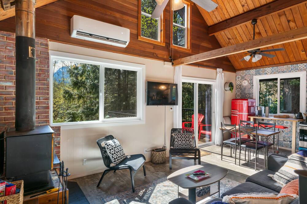 Photo of Livingroom in May Creek