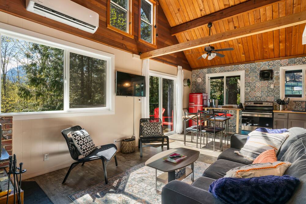 Photo of Livingroom in May Creek