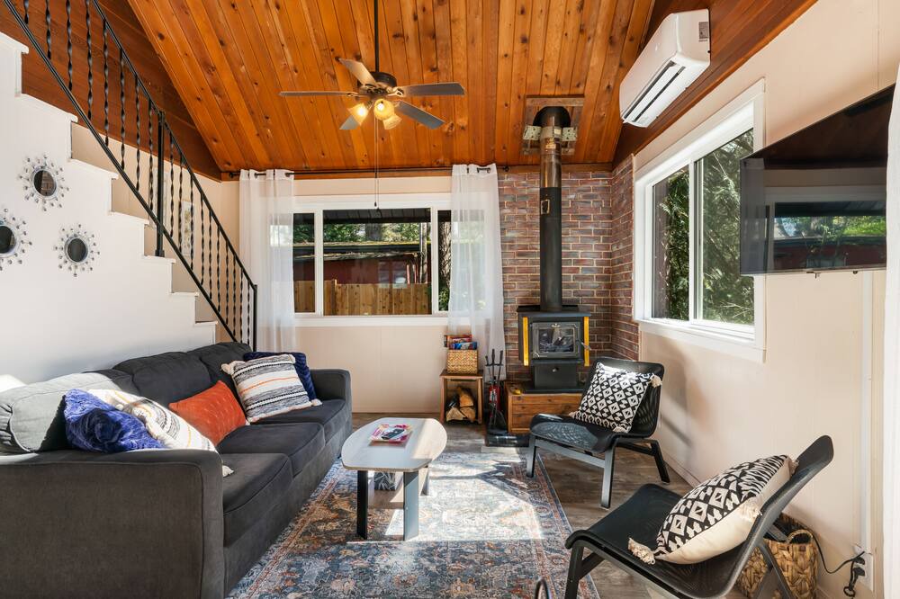 Photo of Livingroom in May Creek