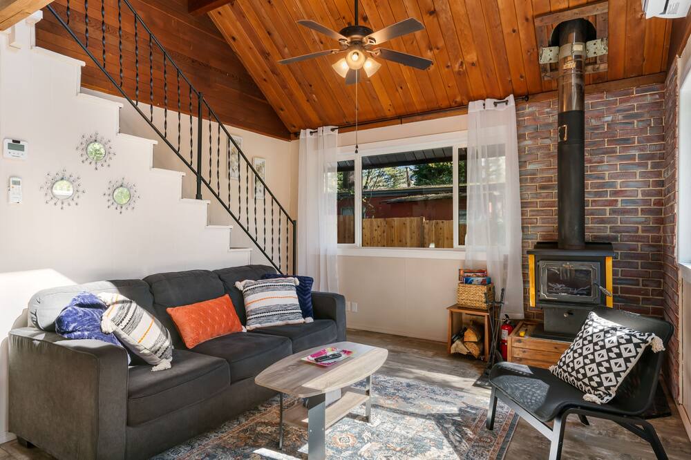 Photo of Livingroom in May Creek
