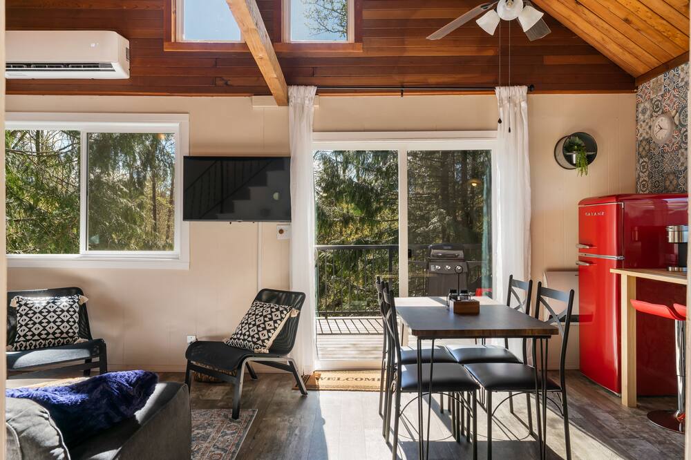 Photo of Livingroom in May Creek