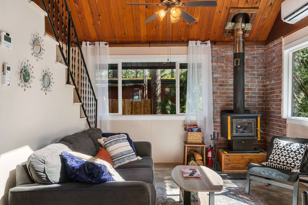 Photo of Livingroom in May Creek