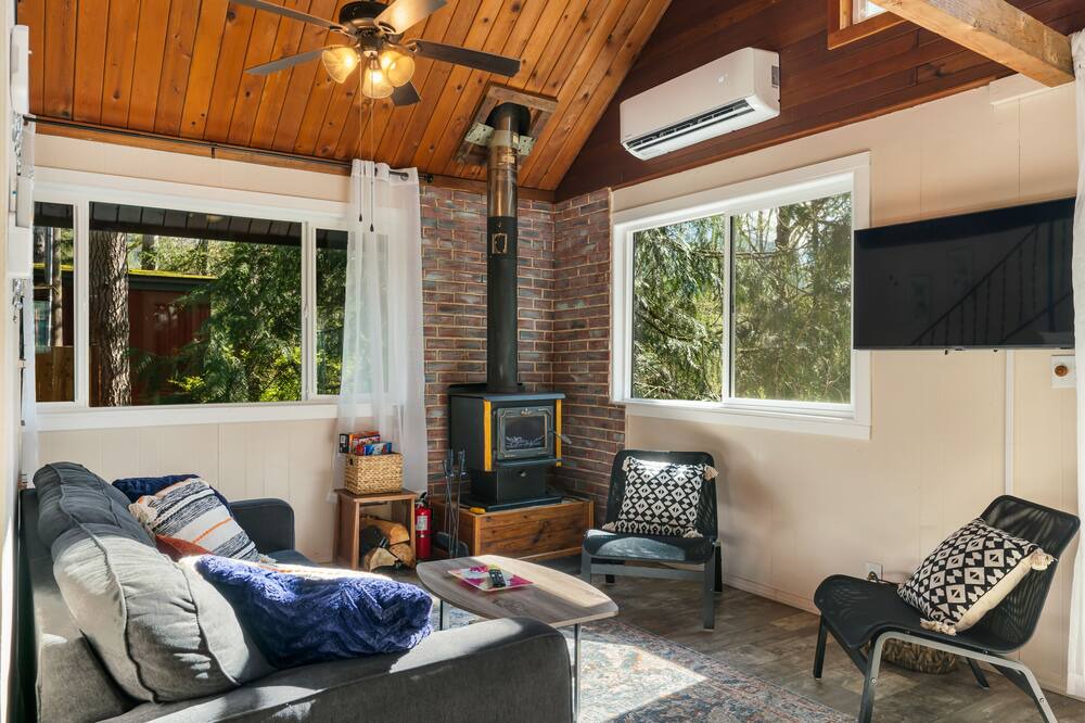 Photo of Livingroom in May Creek