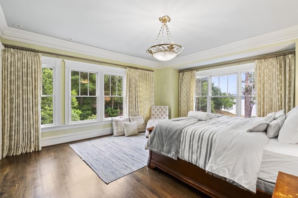 Photo of Bedroom in Jefferson Manor