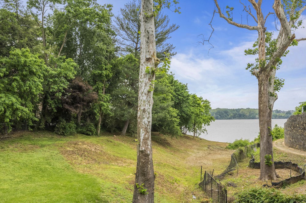 Photo of Outdoor in Jefferson Manor