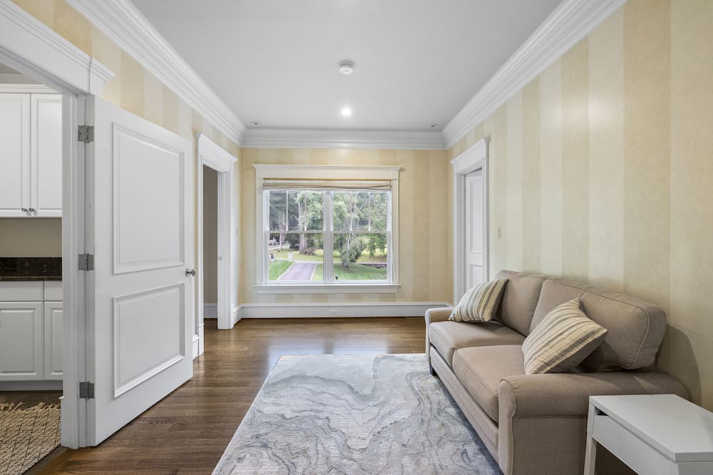 Photo of Others in Jefferson Manor