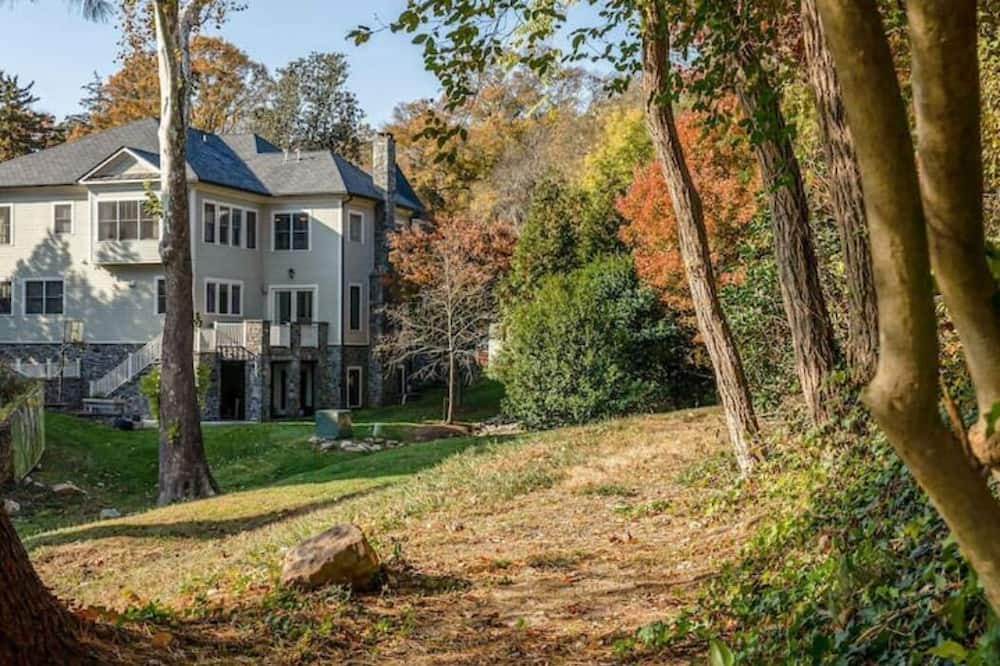 Photo of Outdoor in Jefferson Manor