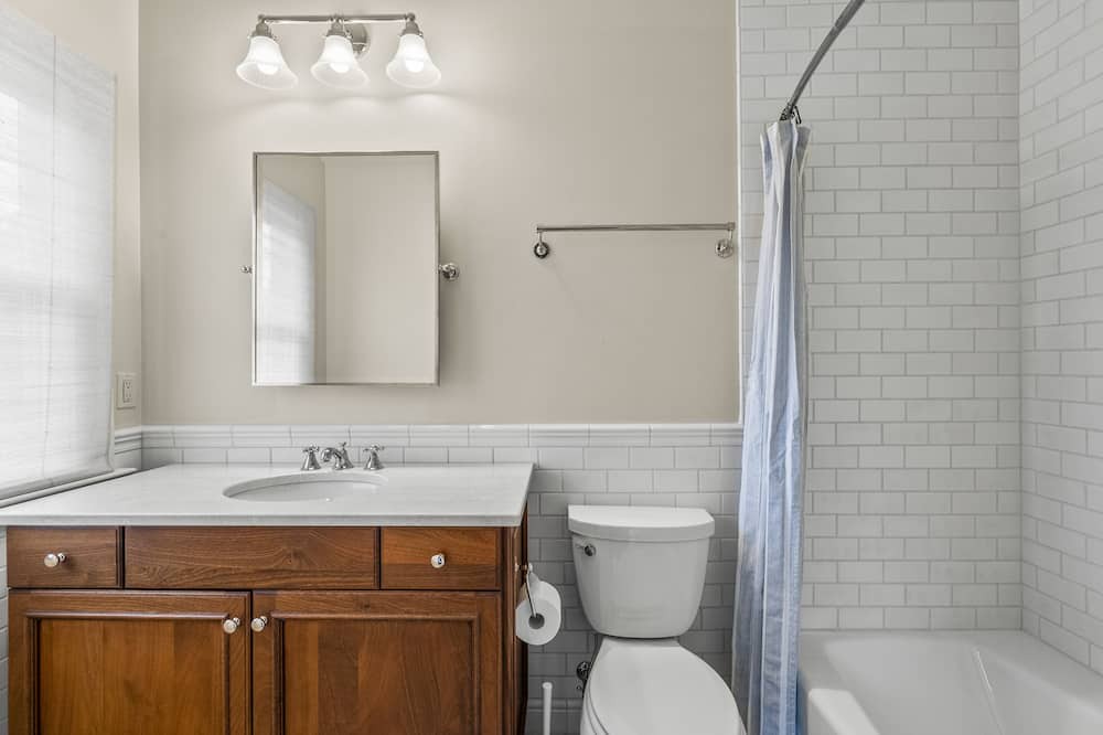 Photo of Bathroom in Jefferson Manor