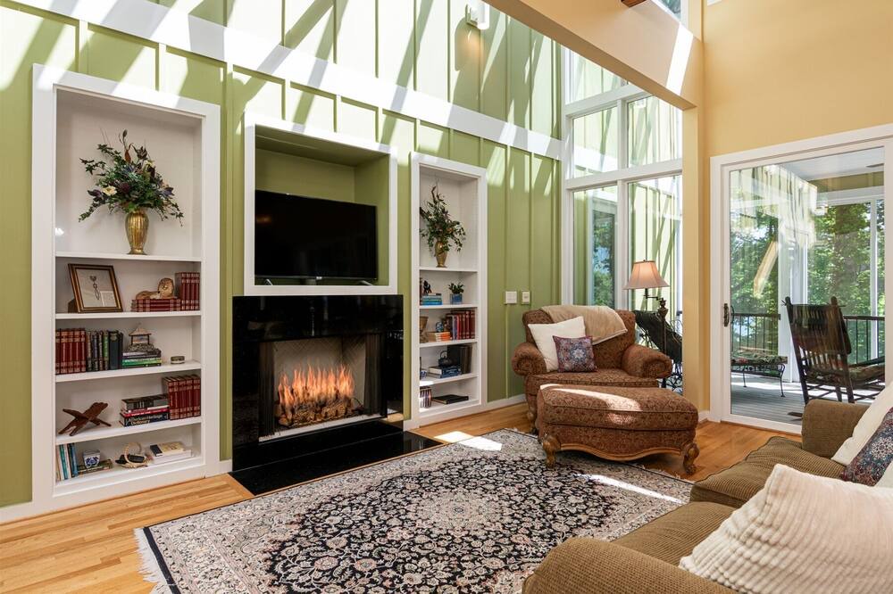 Photo of Livingroom in Flat Rock