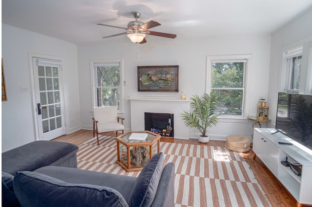 Photo of Livingroom in Mahncke Park
