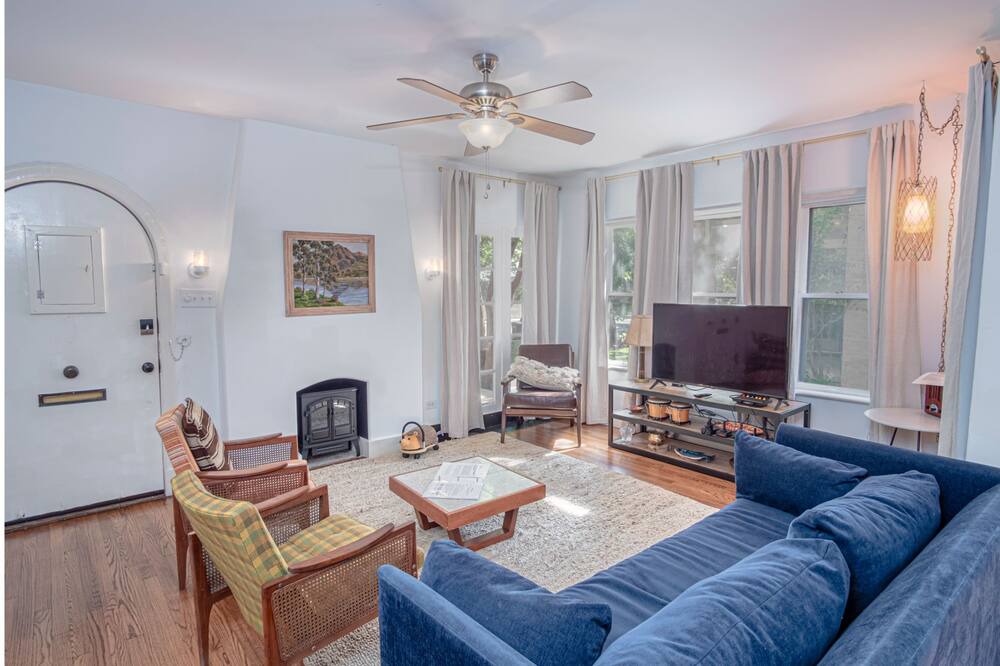 Photo of Livingroom in Mahncke Park