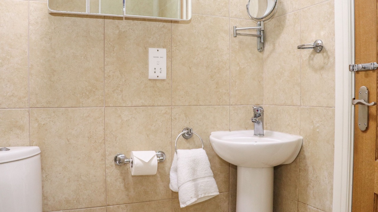 Photo of Bathroom in Maenporth