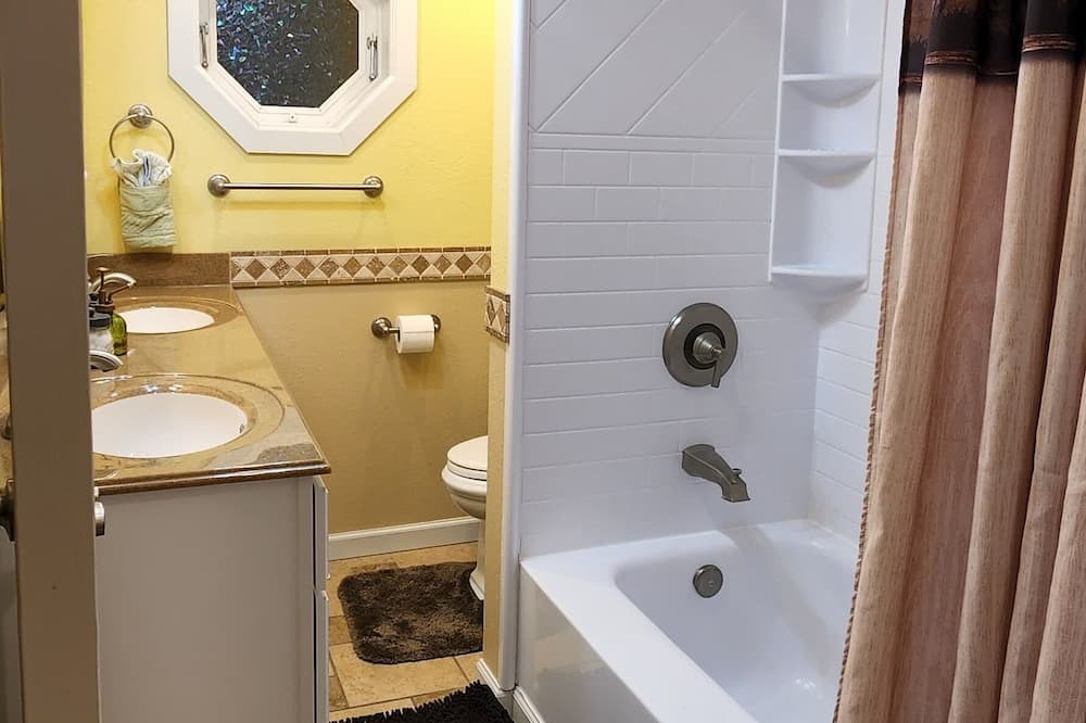 Photo of Bathroom in Ste Genevieve