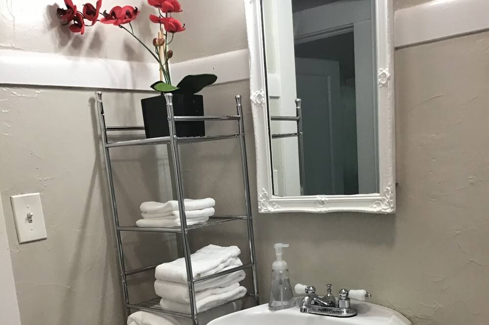 Photo of Bathroom in Cherry Street