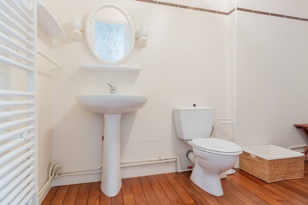 Photo of Bathroom in Cerences