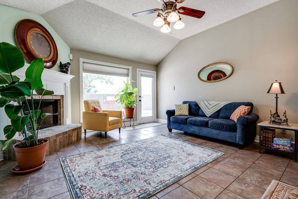 Photo of Livingroom in Southwest Arlington