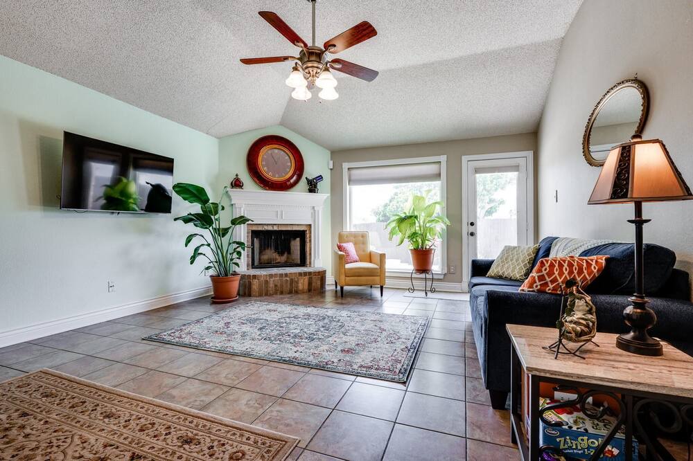 Photo of Livingroom in Southwest Arlington