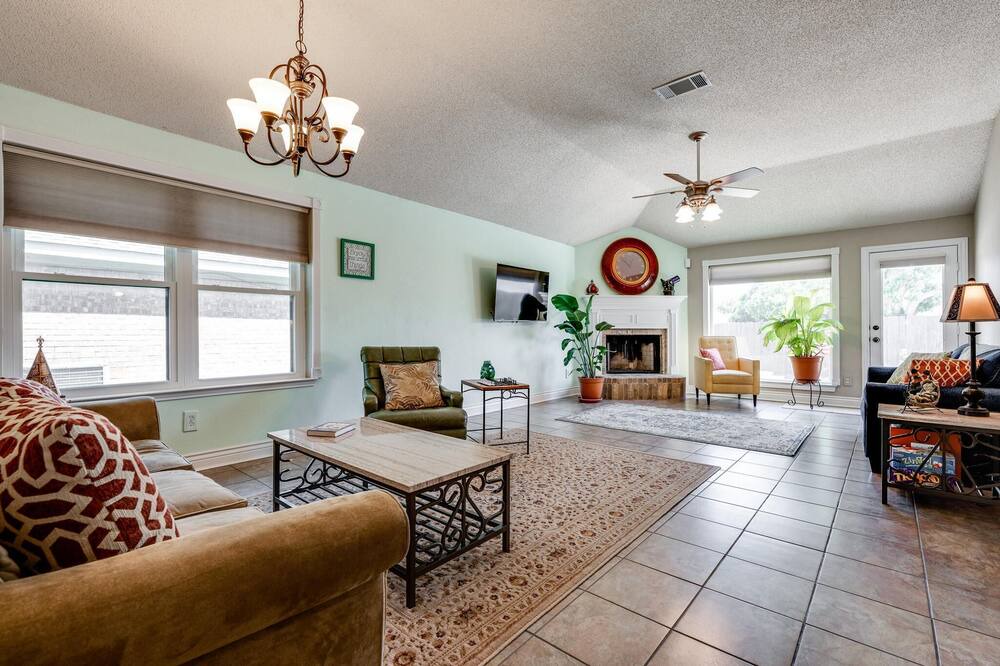 Photo of Livingroom in Southwest Arlington
