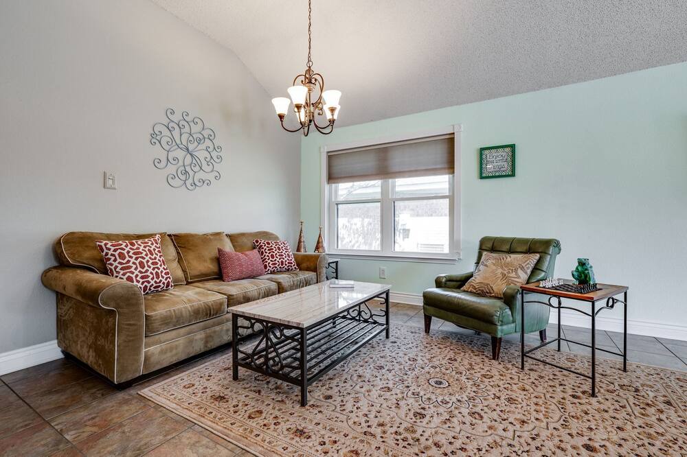 Photo of Livingroom in Southwest Arlington